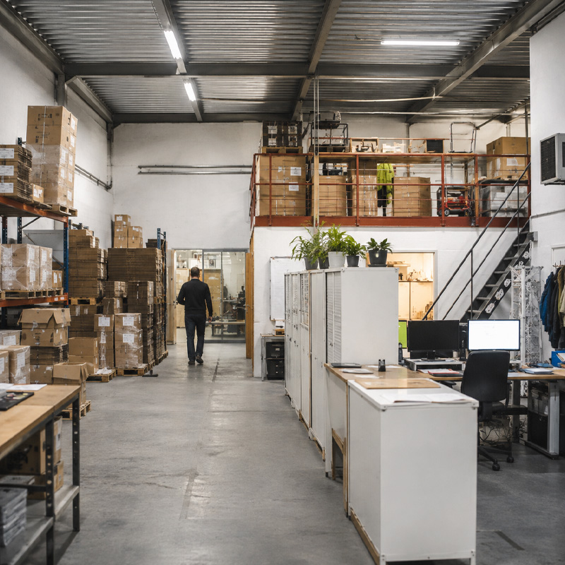 Bestaand bedrijfsgebouw met werkplekken, opslag en doorgangen in dezelfde ruimte