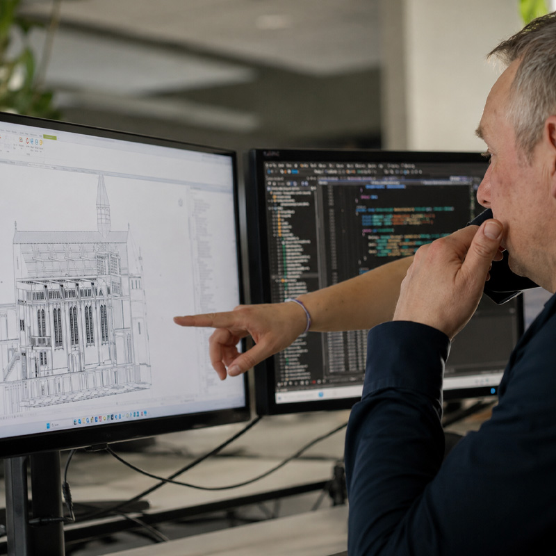 Projectteam controleert een digitaal bouwmodel om technische risico’s vroeg te detecteren