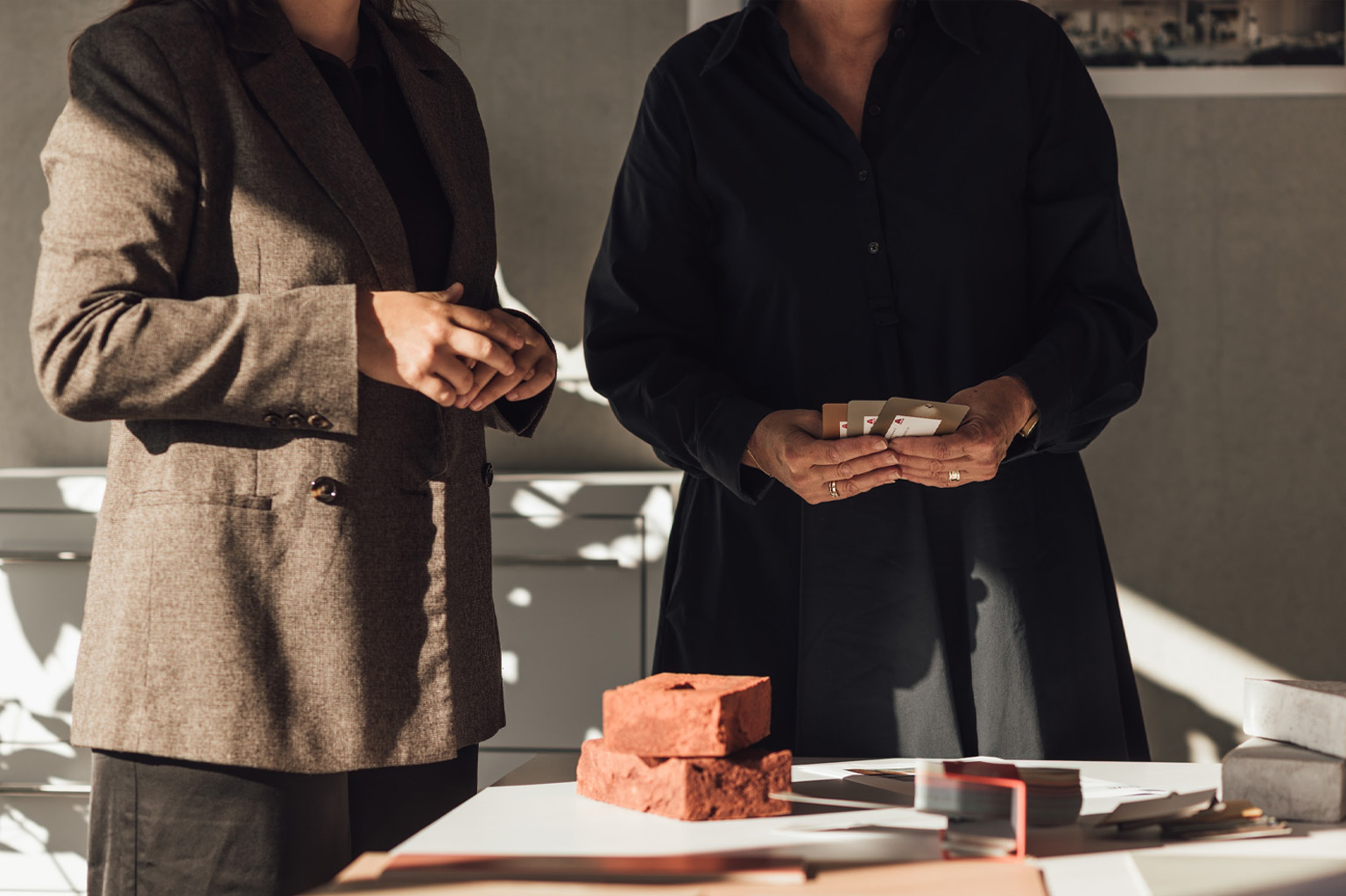wee adviseurs vergelijken materiaalstalen voor een ontwikkelingsproject
